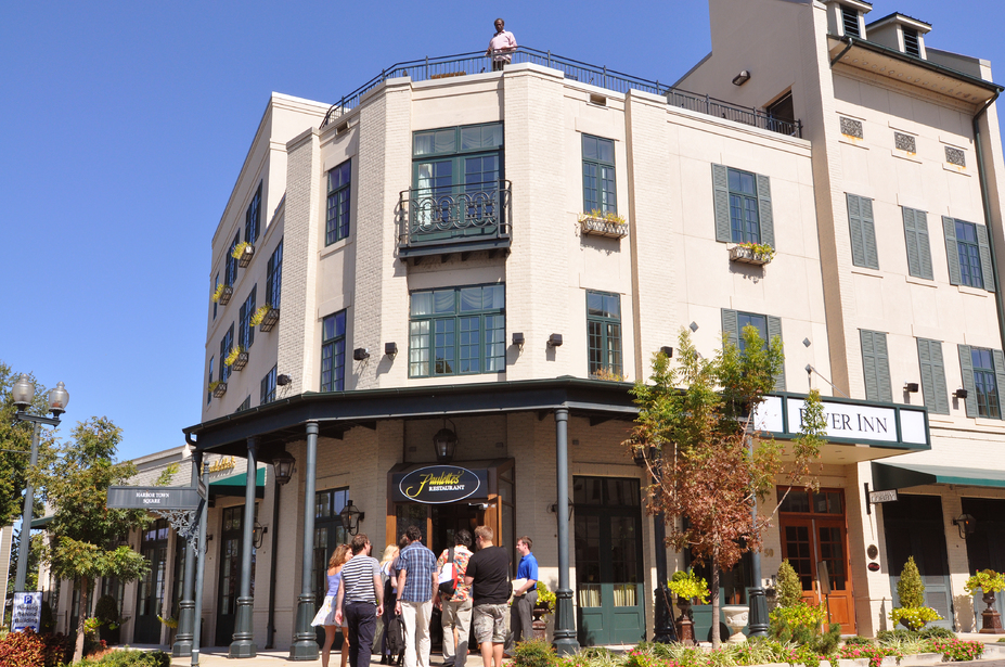 The entance to the River Inn Harbor Town | Raphael Tenschert