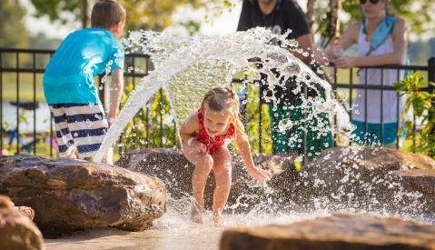 kids playing in fountain in memphis