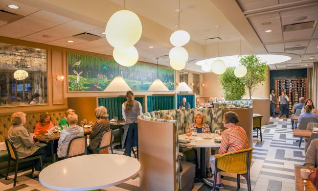 Restaurant Iris dining room.
