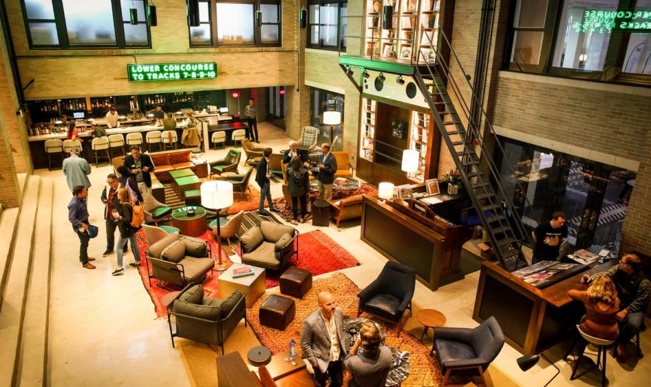 The bar and lobby at Central Station Memphis.